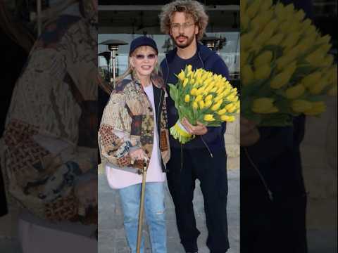 Трудно ходить? Худенькая Алла ПУГАЧЕВА передвигается с тростью