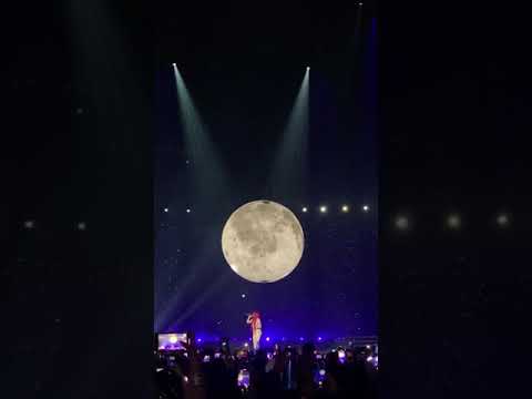 Karol G canta bajo la Luna 🎑 😍💋 #karolg #shorts #music #moon #ocean #striplovetour #losangeles #love