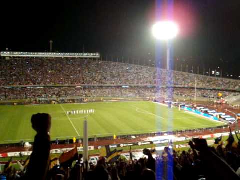 "Final, Clausura 2009  Pumas - Pachuca (Himno Deportivo Universitario en el Pebetero)" Barra: La Rebel • Club: Pumas