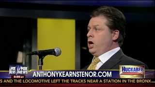 Tenor Anthony Kearns sings &quot;Hark! The Herald Angels Sing&quot; on Huckabee