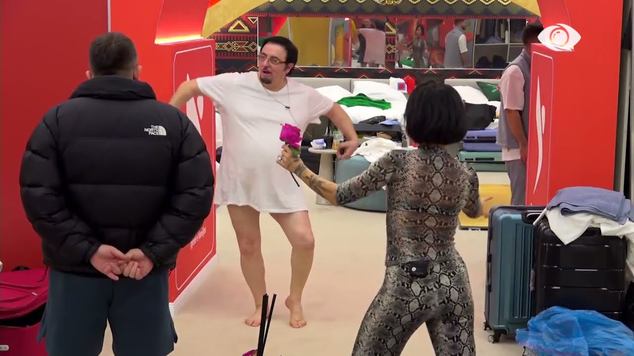 Atmosferë e krijuar nga vajzat, këndojnë së bashku në dhomën e gjumit