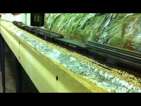 Treni elettrici E405 Trenitalia con carico di putrelle