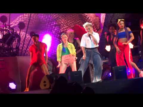 Pink - Blow Me (One Last Kiss) - LIVE @ Waldbühne in Berlin 11.08.2017
