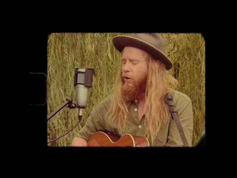 Stu Larsen performing Thirteen Sad Farewells @ La Dépendance Live Sessions (Super 8)