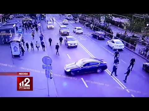 Стреляли и резали | Массовая драка у рынка в Москве попала на видео!