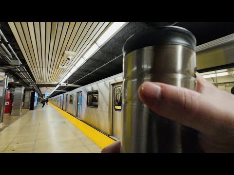 Viagem de metrô às 6h no centro de Toronto | Desembarque no quiosque Purolator | 4K