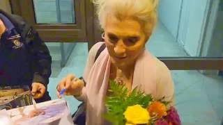 Judy Collins signing autographs on May 21, 2016 in Stuttgart (Germany) *EXCLUSIVE* [HD]