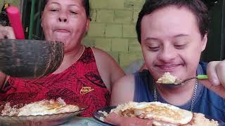 COMENDO DE MÃO OVOS FRITO NA MANTEIGA FEIJÃO FARINHA E MOLHO DE PIMENTA MALAGUETA 