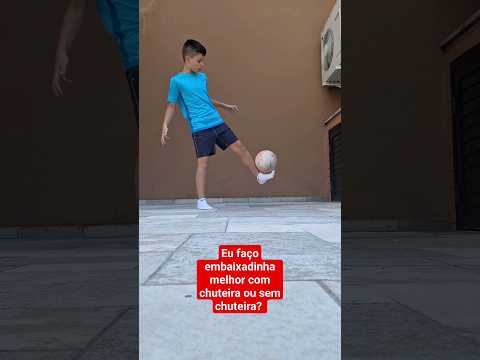 você faz embaixadinhas melhor sem chuteira ou com chuteira?#futebol#embaixadinhas#shorts