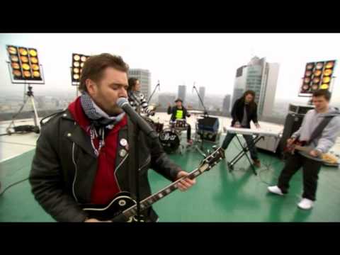 Tomasz Karolak Zabiorę cię (serial 39 i pół) -- logo kampanii „Muzyka Przeciwko Rasizmowi".