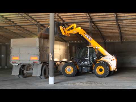 JCB 531-70AGRI loading truck of grain