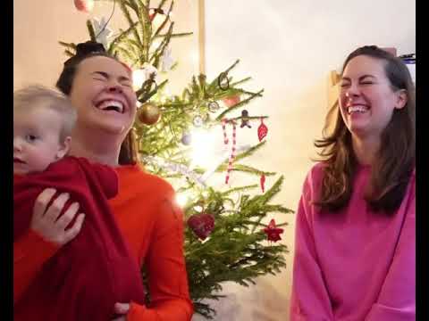Julia och Louise pysslar JULGRANSPYNT