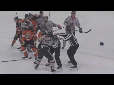 Kevin Auger essaie d'engager de le combat avec Joey Ratelle et Marc-Olivier D'Amour! - 08-10-22