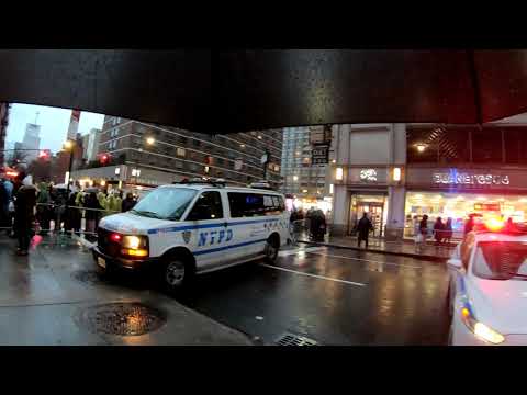 ⁴ᴷ⁶⁰ Trying to get near the Times Square New Year's Eve Ball Drop : Long Lines & High Security