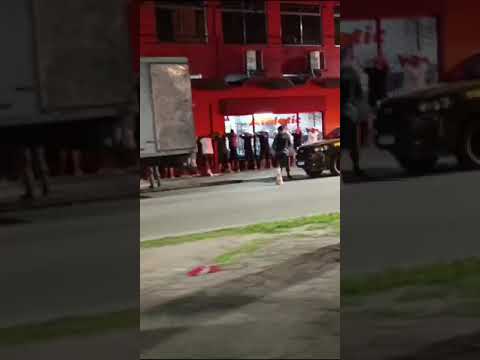 Brigada Militar encontra uma dezena de pessoas escondidas em um caminhão na Avenida Bento em Pelotas