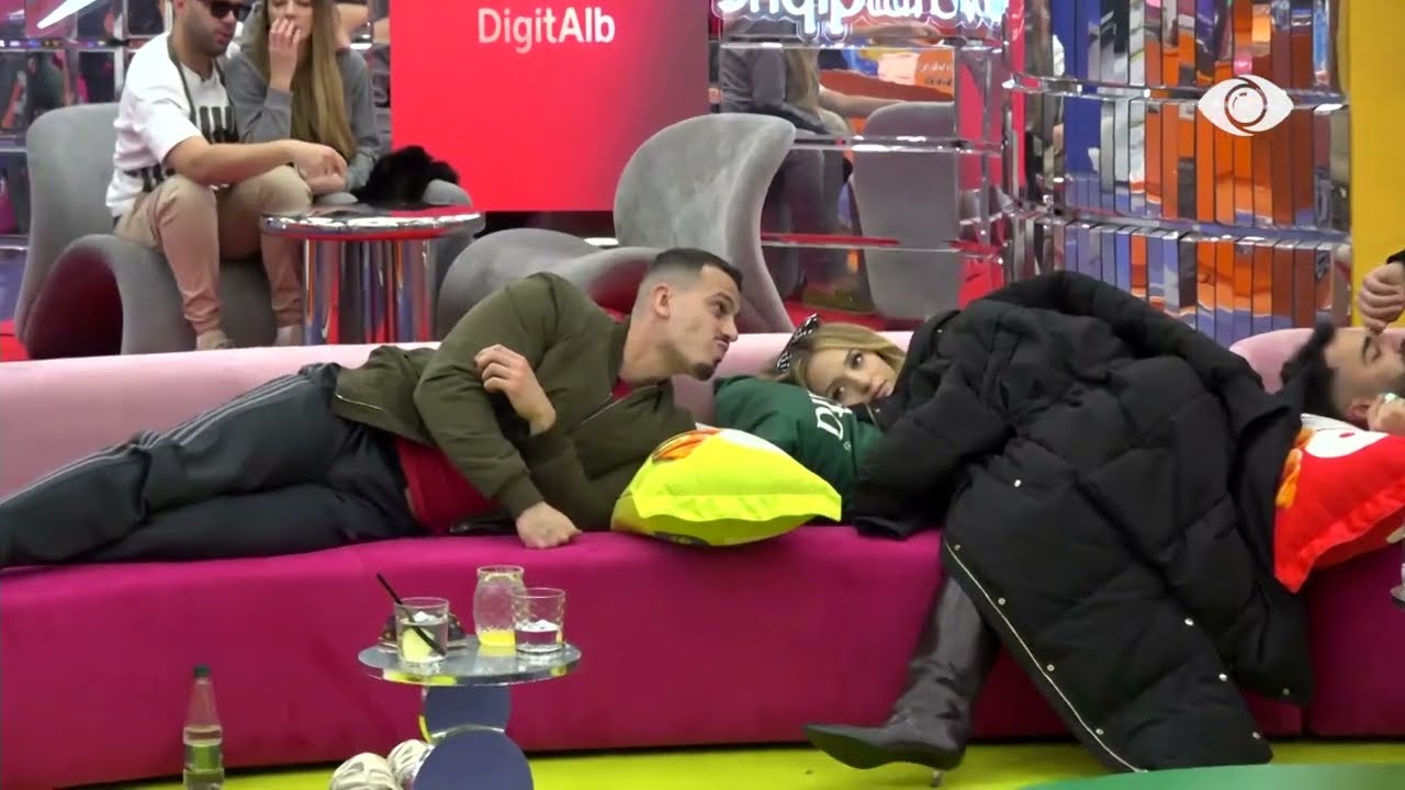 Je brenda vetëm prej meje/ Miri-Malit: Je i mbaruar