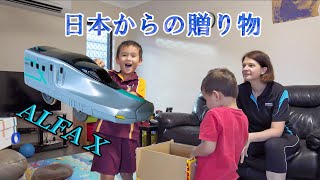 次世代新幹線ALFA Xに興奮する外国の子 | クリスマスプレゼント開けてしまう