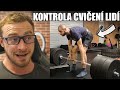 KONTROLUJI TECHNIKU CVIČENÍ LIDÍ V POSILOVNĚ