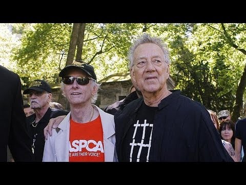 Doors' keyboard player dies