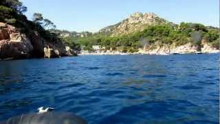 preview picture of video 'LLegando a Aiguablava (Begur) desde el mar (4-08-2012)'
