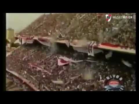 "Los Borrachos del Tablón copando la Bombonera en los 90'" Barra: Los Borrachos del Tablón • Club: River Plate