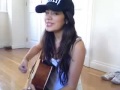 Красивая девушка очень красиво поет и играет на гитаре 