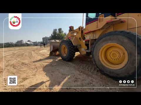 أعمال تسوية أرض لإنشاء مخيم لإيواء النازحين عليها، في منطقة بلوك 9 البريج