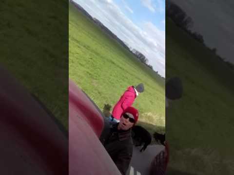 Freche Frau belästigt Trecker Fahrer