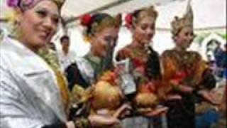 Download lagu Aye Seramo(Ayam Serama)-Fendi.wmv mp3