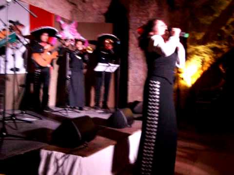 Mariachi Sol y Luna y la cantante Astrid Duran interpretan 