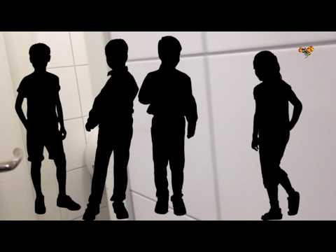 Pojkar försökte få flicka att dansa naken