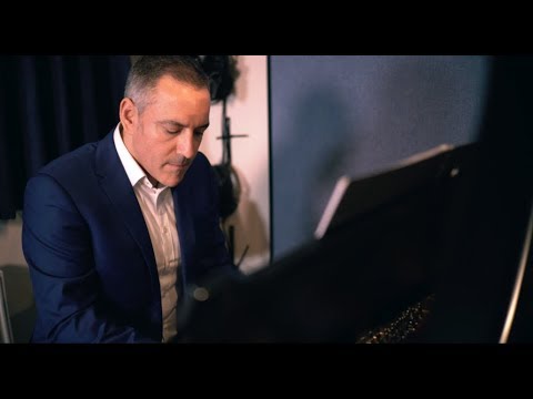 download lagu mp3 mp4 Coldplay Everglow First Dance, download lagu Coldplay Everglow First Dance gratis, unduh video klip Coldplay Everglow First Dance