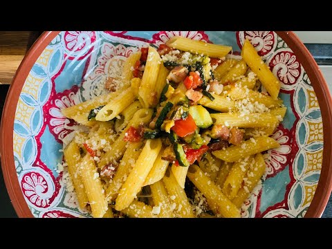Penne con speck zucchine e pomodorini