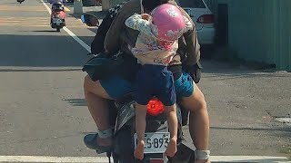 沒有座位只好當背包惹