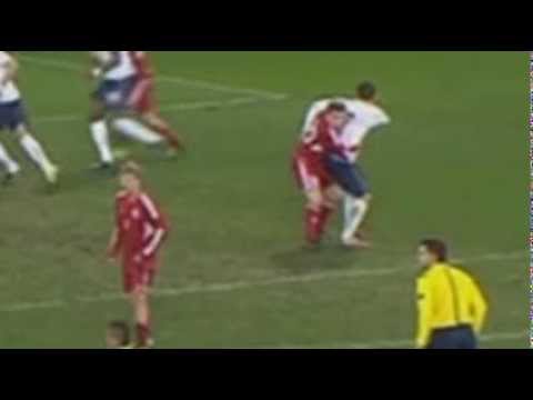 Le coup de coude de Neal Maupay (France Espoirs) contre le Belarus (04/03/2014)