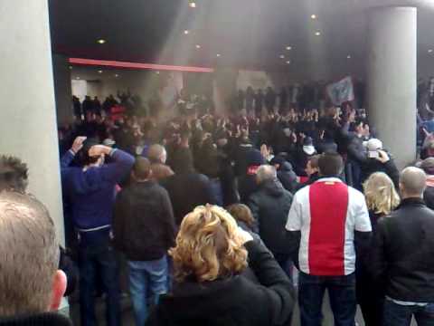 Ajax-PSV Voor de wedstrijd buiten stadion onder viaduct