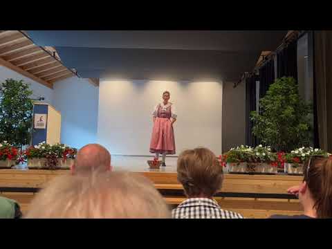 Leservideo Solojodlerin Vroni Fleischmann aus Feusisberg am Jodlerfest in Andermatt