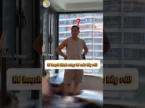 Cả nhà phối hợp diễn kịch với nhau giả vờ dưới nhà có người cãi nhau để trêu bố