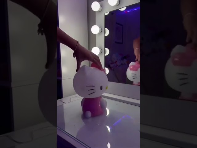 Vídeo relacionado con Get Trend Hello Kitty Sanrio Luces LED Acrílica con Control Remoto, 16 Colores y 4 Modos, Lampara Mesita Noche con Brillo Ajustable, Funciona con USB o Pilas (Multi Hello Kitty)