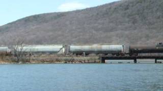 preview picture of video 'CSX Q433 at Fort Montgomery, NY 4/9/09'