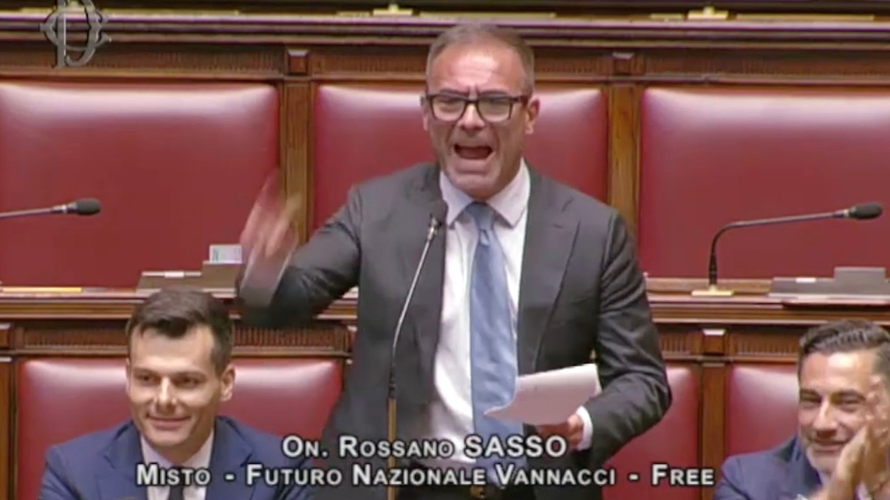 SASSO: “VERGOGNA, PUNITI DAI PROFESSORI DI SINISTRA PER LO STRISCIONE, L'ITALIA AGLI ITALIANI"