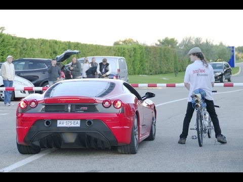 Bici-Cohete vs. Ferrari 430 Scuderia