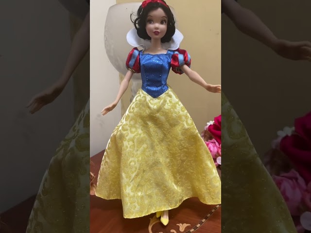 Vídeo relacionado con Mattel Disney Princess Blancanieves Muñeca princesa con pelo corto, juguete +3 años (HLW08)