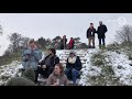 Sneeuwpret: kinderen binden slee achter trekker