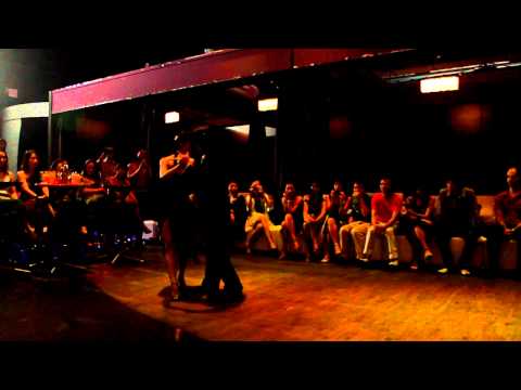 Leonel y Florencia bailan El Bulin de la Calle Ayacucho