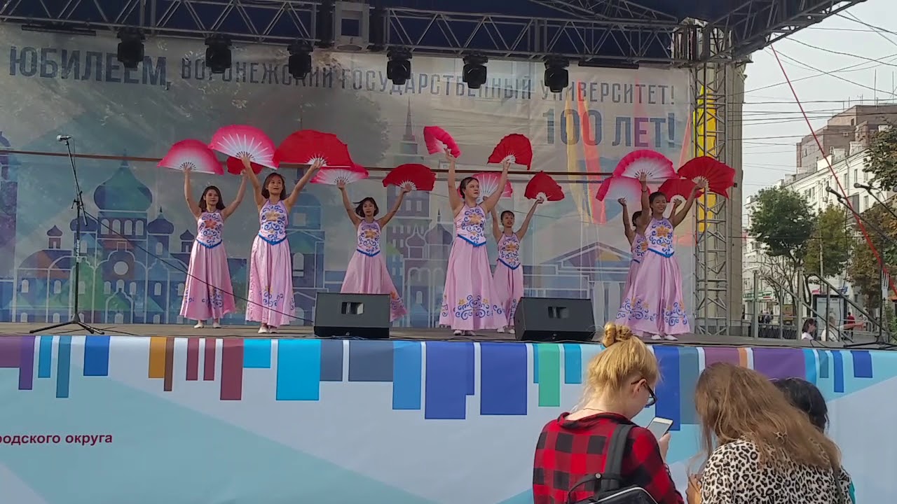 Múa quạt - Kỉ niệm 100 năm thành lập ĐH Tổng hợp Voronezh ( LB Nga)
