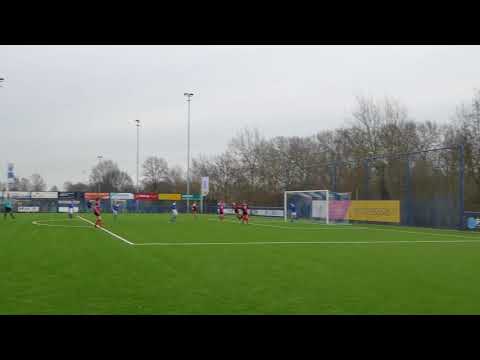 Uit tegen Woezik.  Doelpoging Niek