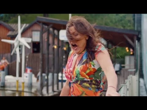 Här blir Lotta Engberg dränkt i vatten