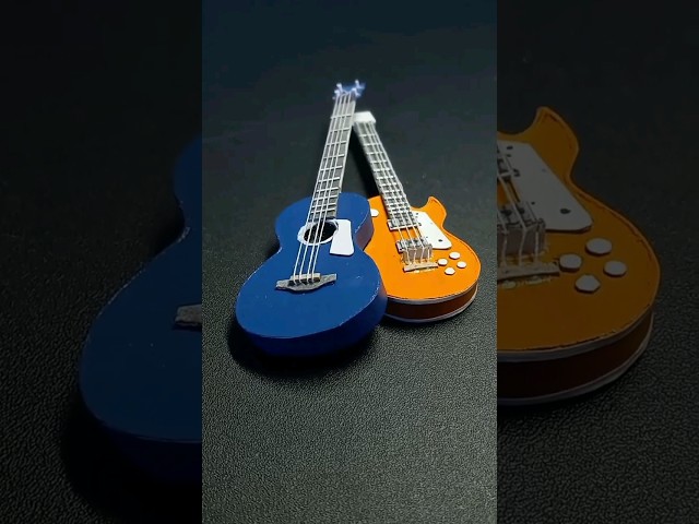 Vídeo relacionado con Lazmin Modelo de Guitarra en Miniatura, Adorno de Instrumento de Guitarra de Madera con Soporte y Estuche, para decoración del hogar, Regalos para niños, Amigos
