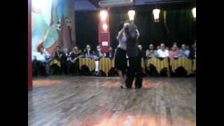 Tango milonguero - Tango- Silvia Tonelli y Claudio Ruberti bailan en Cachirulo al Beso - Enero 2012